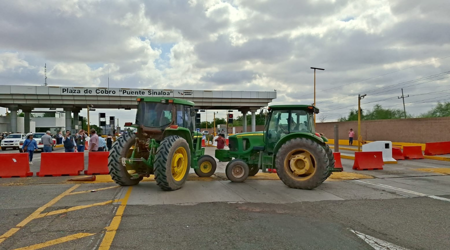 Bloqueo de agricultores en la caseta Cuatro Caminos
