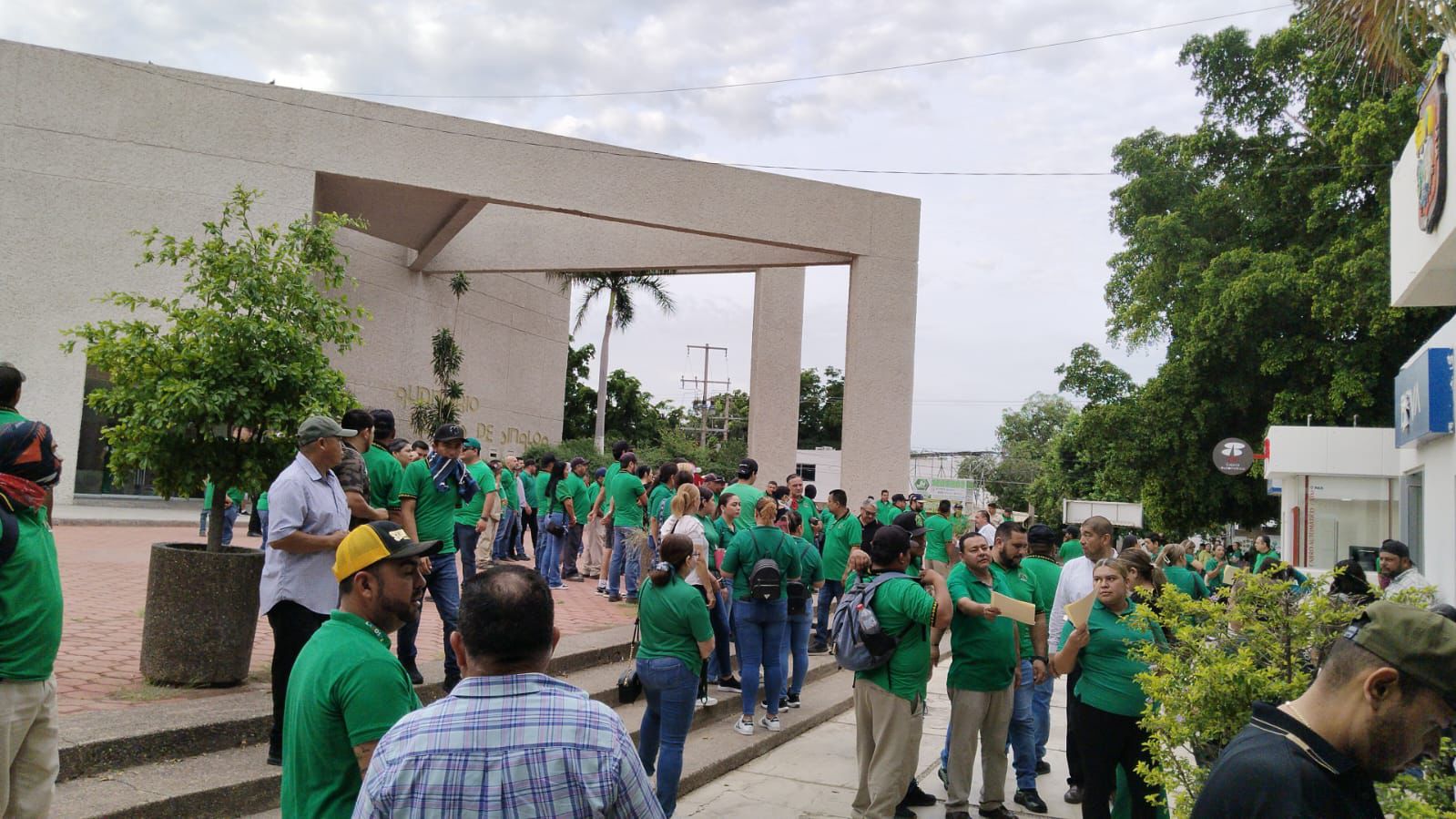 Manifestación de trabajadores sindicalizados en Palacio Municipal de Guasave