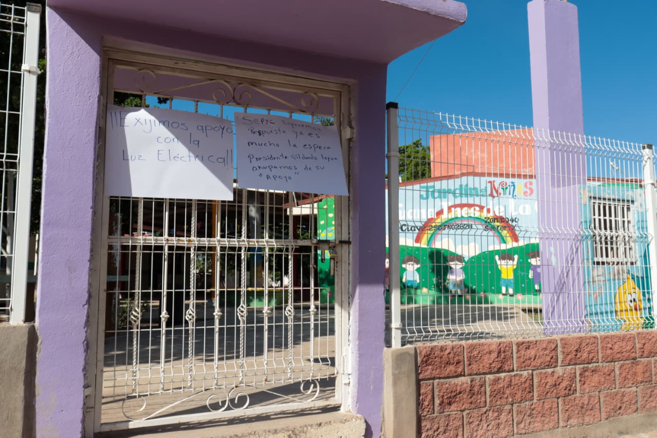 Padres toman kínder en Vinaterías, El Fuerte.