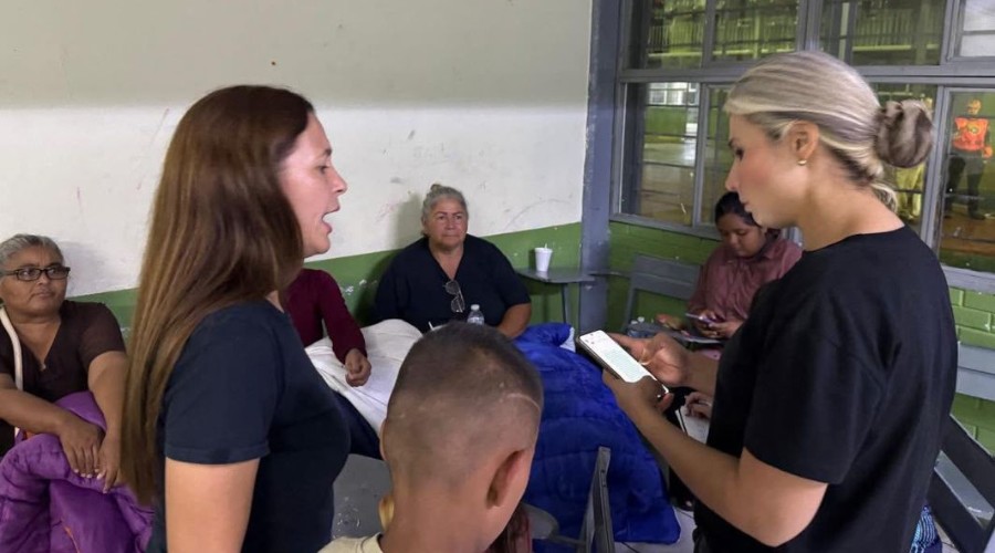 Personas que se refugiaron en albergue en Los Mochis.