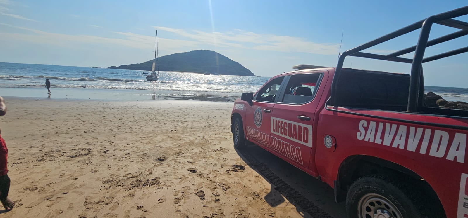 Salvavidas auxilian a tres personas en playa de Mazatlán