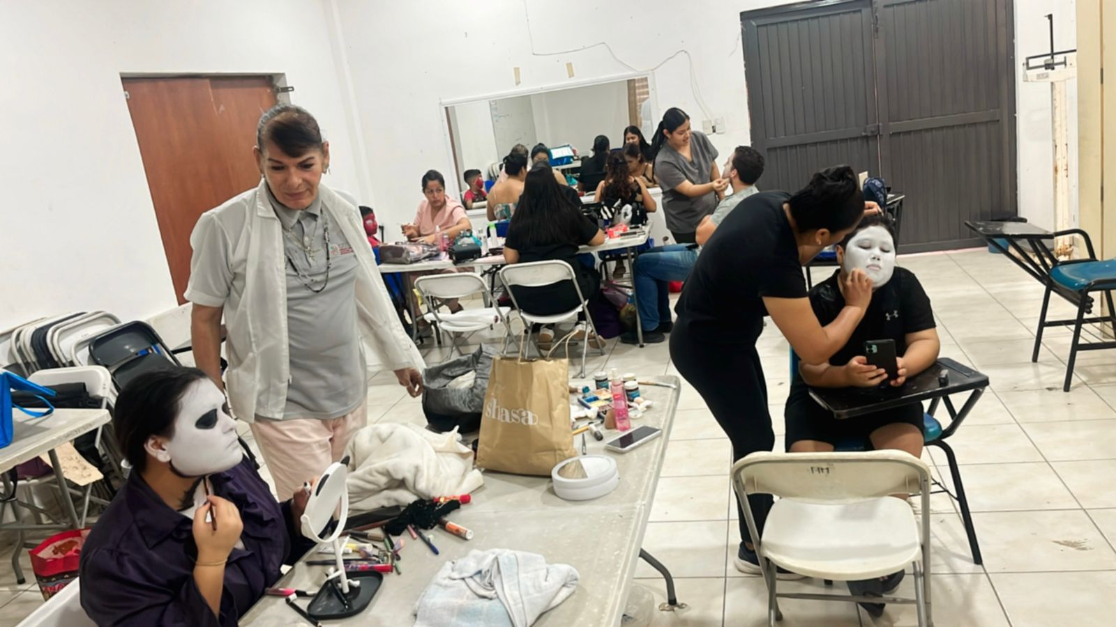 Taller de belleza y maquillaje en el Cecobi.