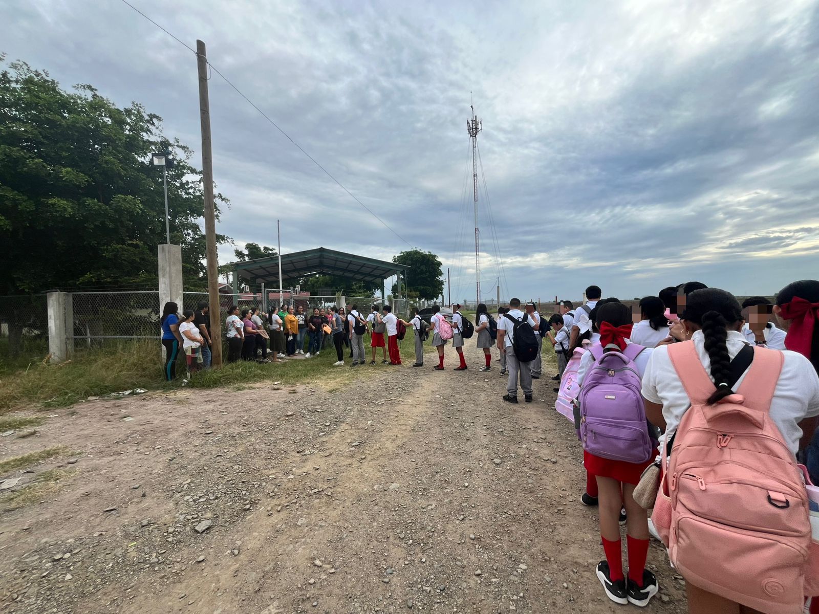 Protesta de padres de familia en escuela del ejido Figueroa, Guasave