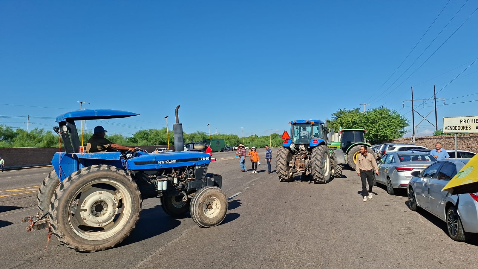productores bloquean el paso en la caseta Cuatro Caminos en Guasave