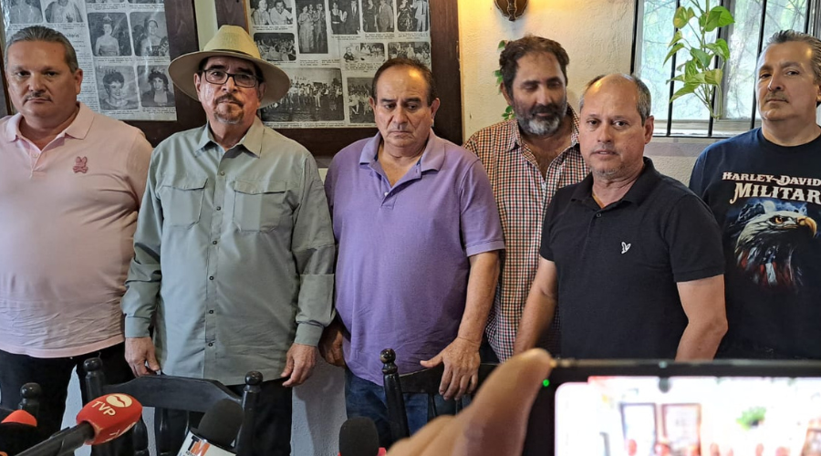 Transportistas de carga en conferencia de prensa