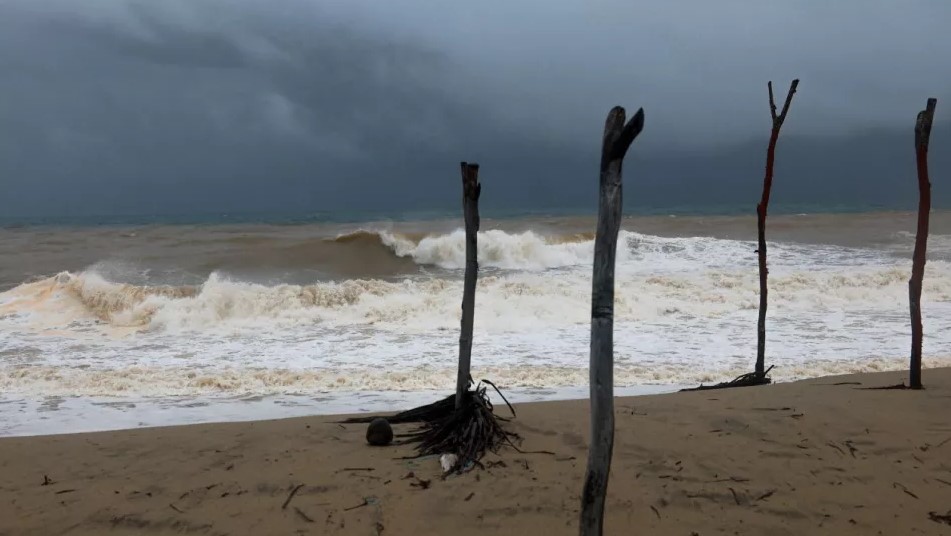 Suspenden actividades turísticas en las costas de Oaxaca tras pronóstico de lluvias
