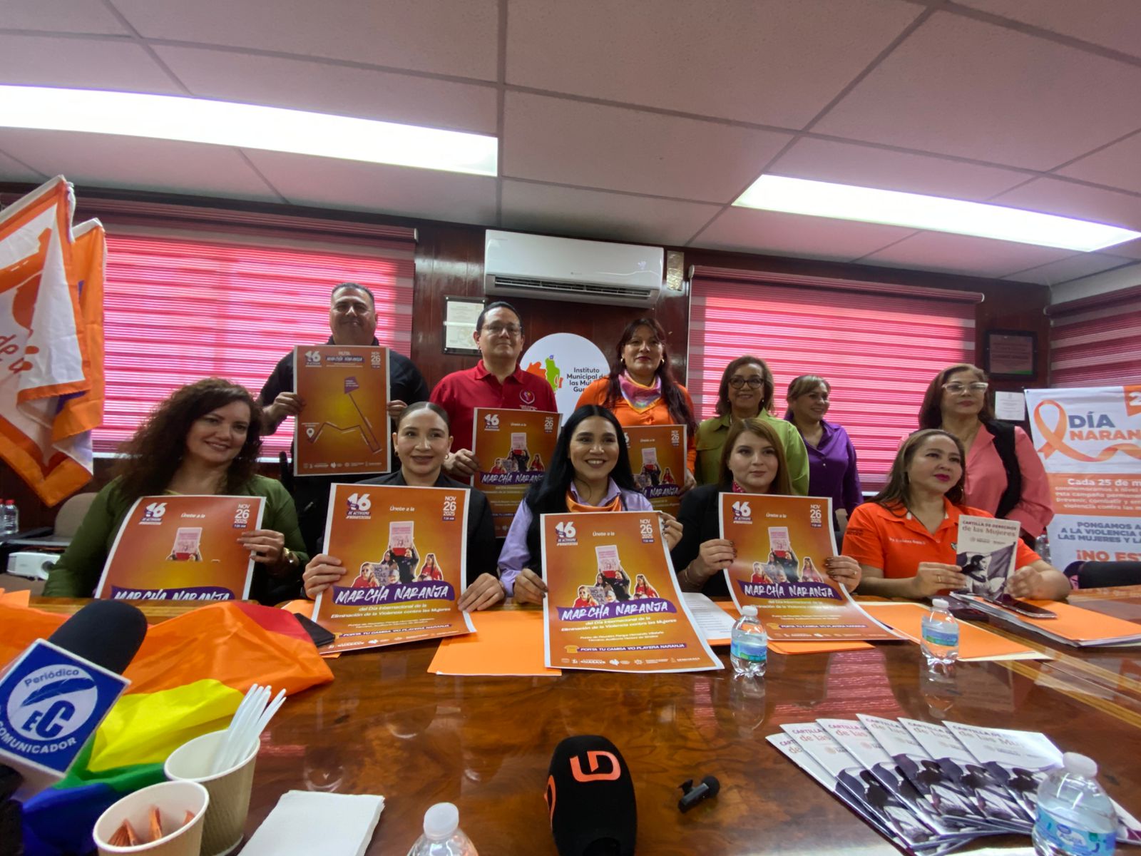 representantes del immujer guasave soseniendo un caertelon
