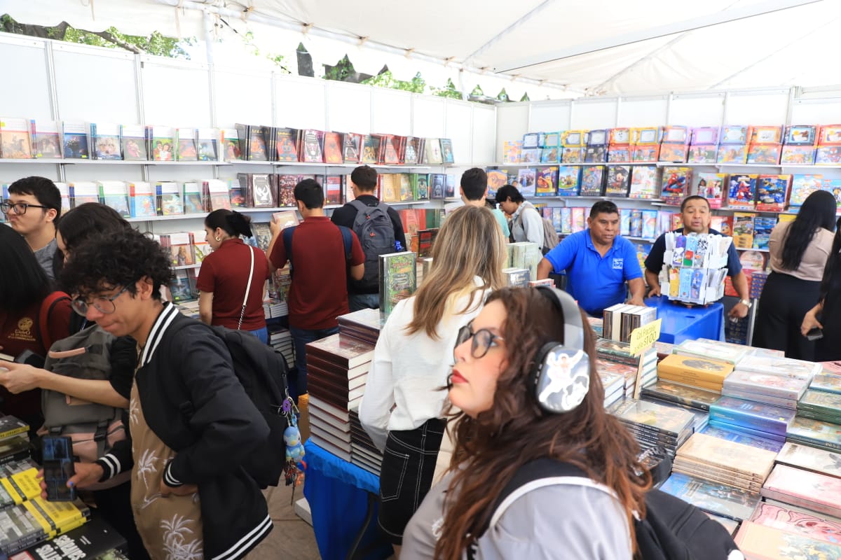 Personas visitando la Feria Internacional del Libro 2025 en Culiacán