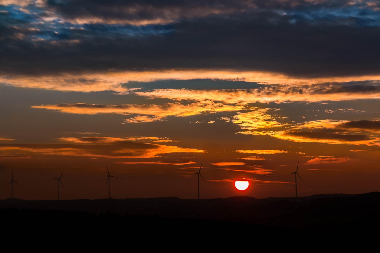 Amanecer con nubes y sol, el cielo se torna en colores naranjosos por la luz del sol