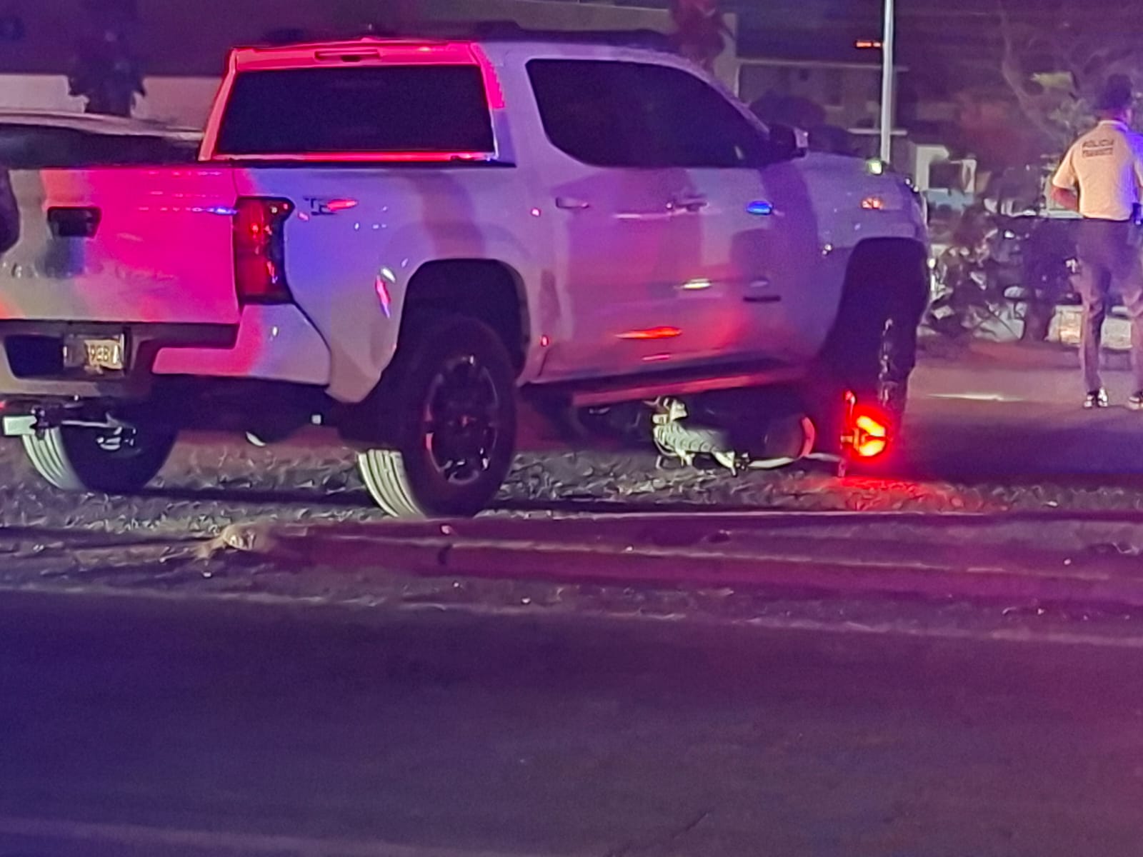 Localizan camioneta abandonada luego de chocar con motocicleta