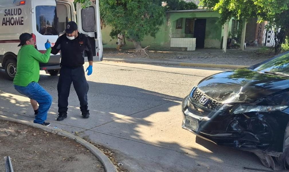 Conductor al parecer se pasa un alto y causa accidente múltiple 