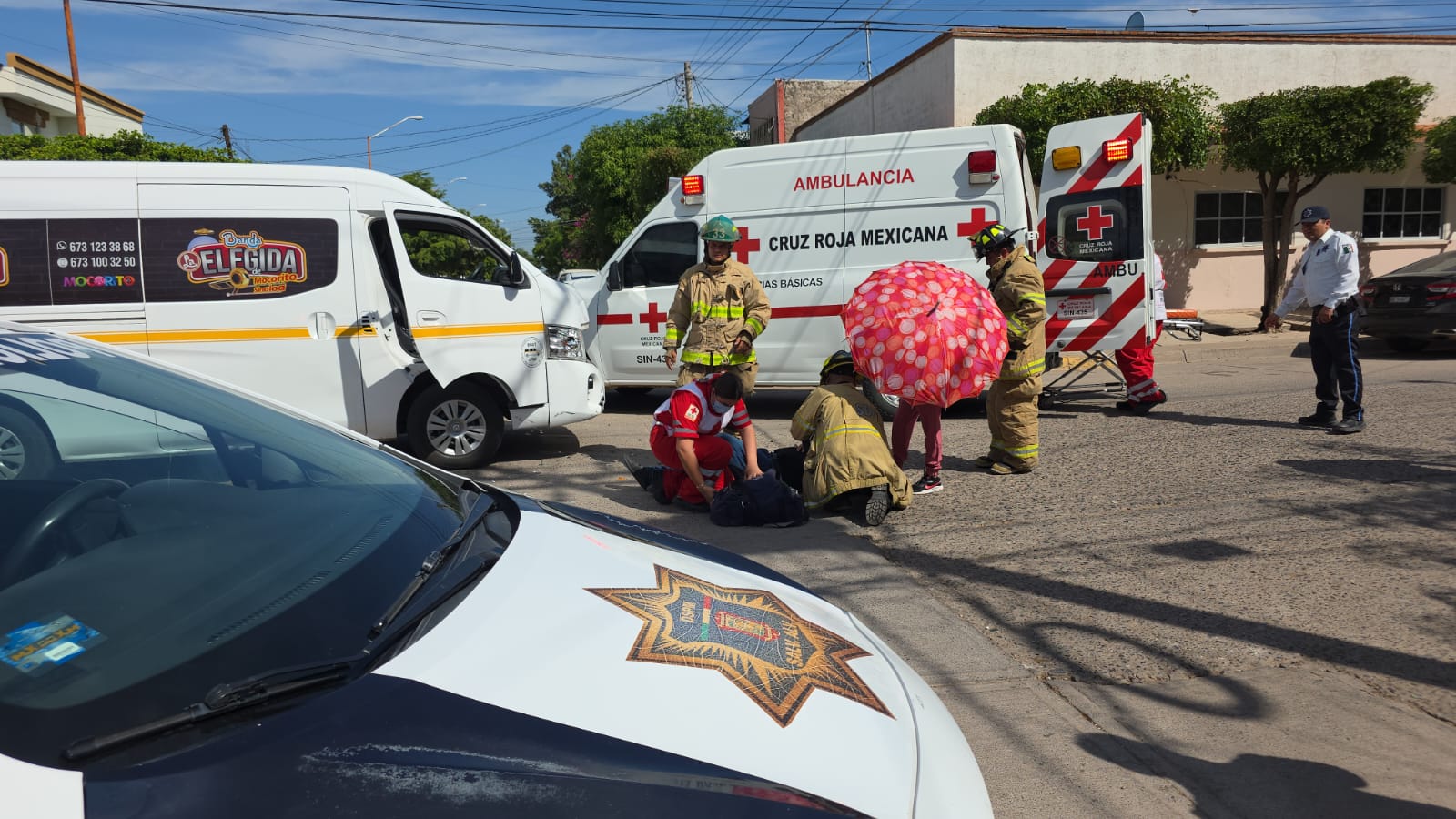Persona tirada por sufrir accidente al ser impactada por un taxi mientras iba en una motocicleta