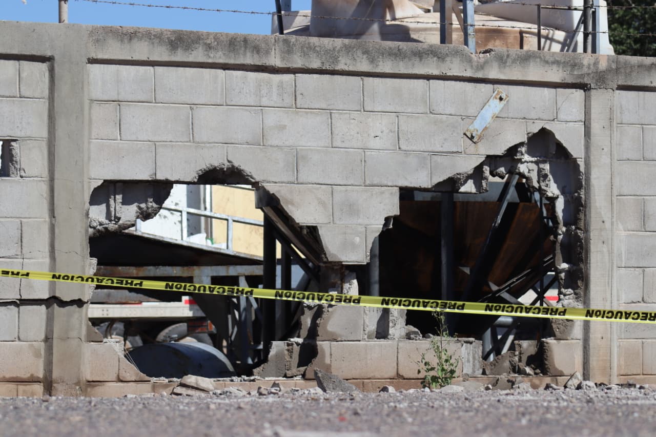 Así quedo una barda de la empresa agrícola donde ocurrió el accidente donde tres personas resultaron lesionadas
