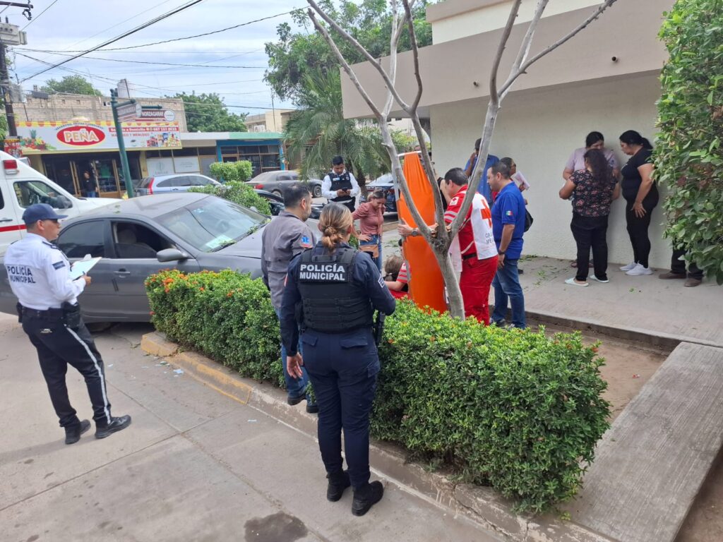 Autoridades y testigos reunidos en la banqueta