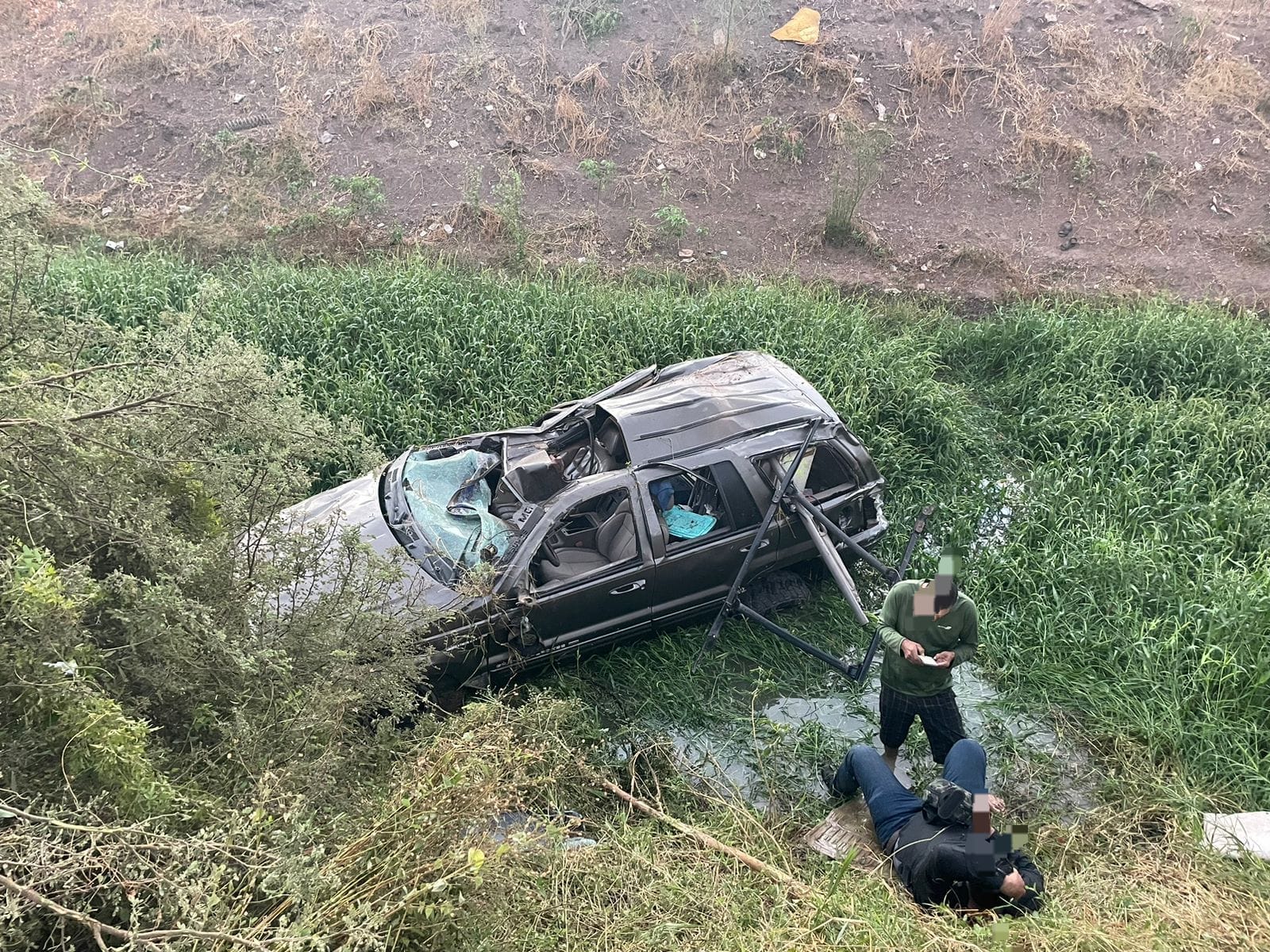Camioneta Jeep Cherokee cae a dren en