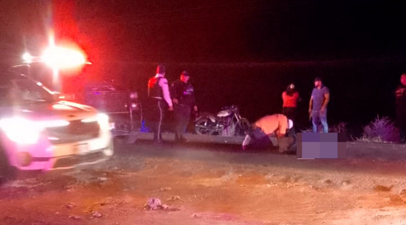 Paramédicos atiende a mujer accidentada