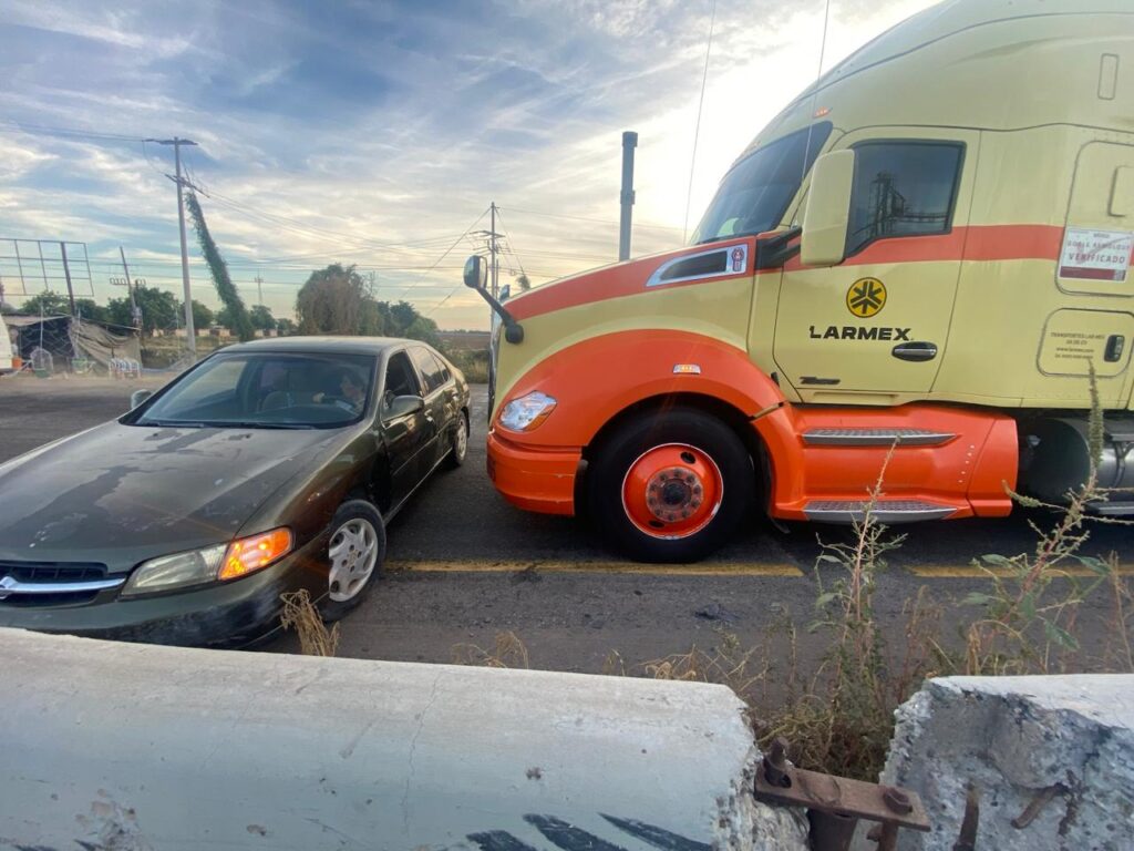 Vehículos involucrados en accidente por carretera México 15, en Guasave