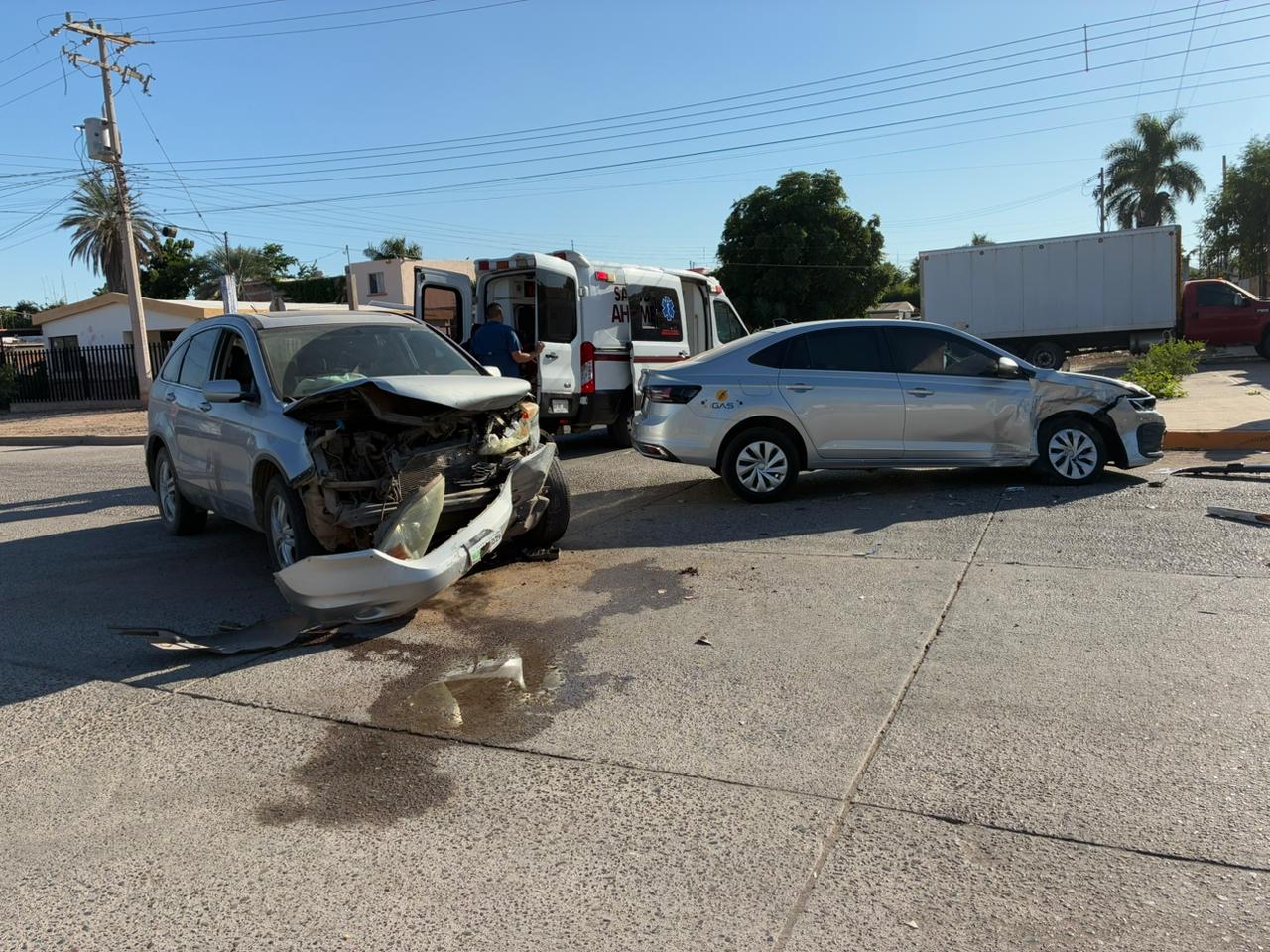 Vehículo Volkswagen y SUV Honda chocan en Los Mochis