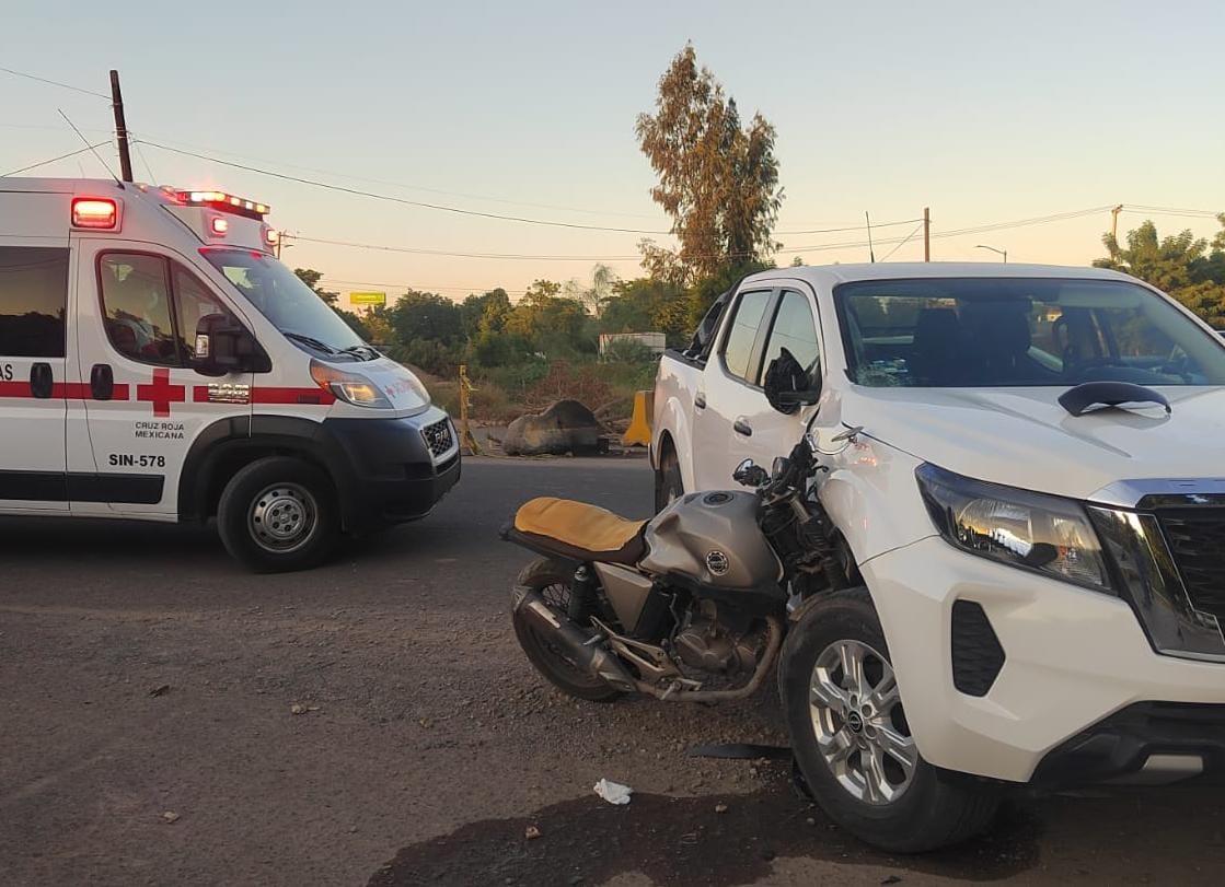 Motocicleta y camioneta protagonizan accidente
