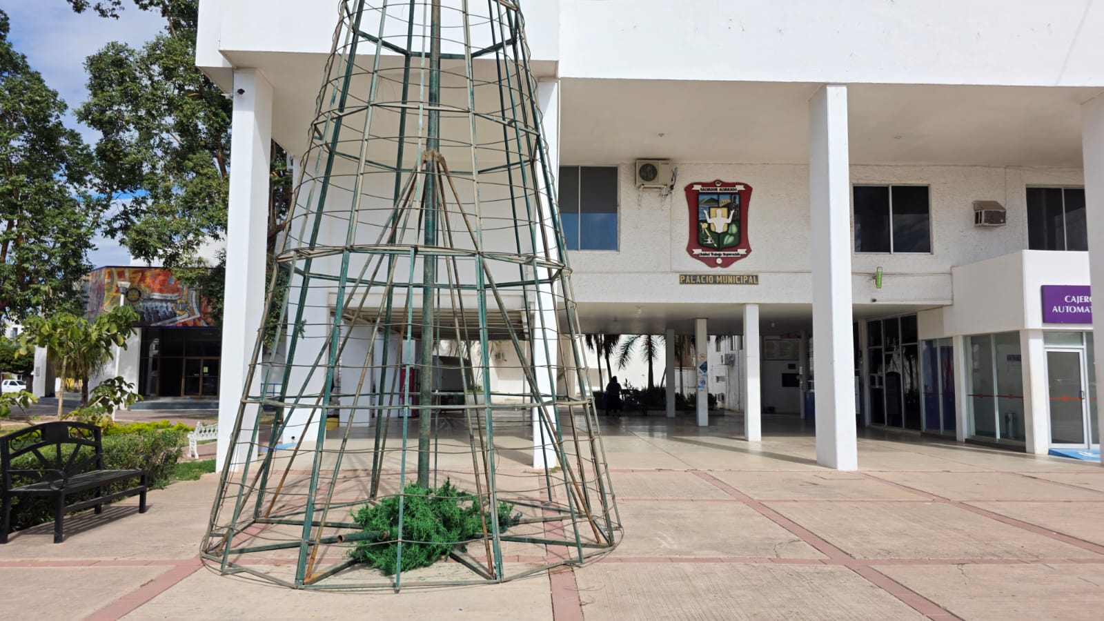 Palacio Municipal de Salvador Alvarado con estructura metálica de navidad