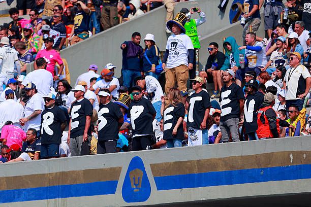 Afición de Pumas protestando.