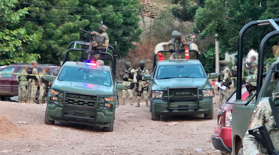 Elementos del Ejército Mexicano resguardan un punto de la colonia Vista Hermosa en Culiacán donde se registró un ataque armado