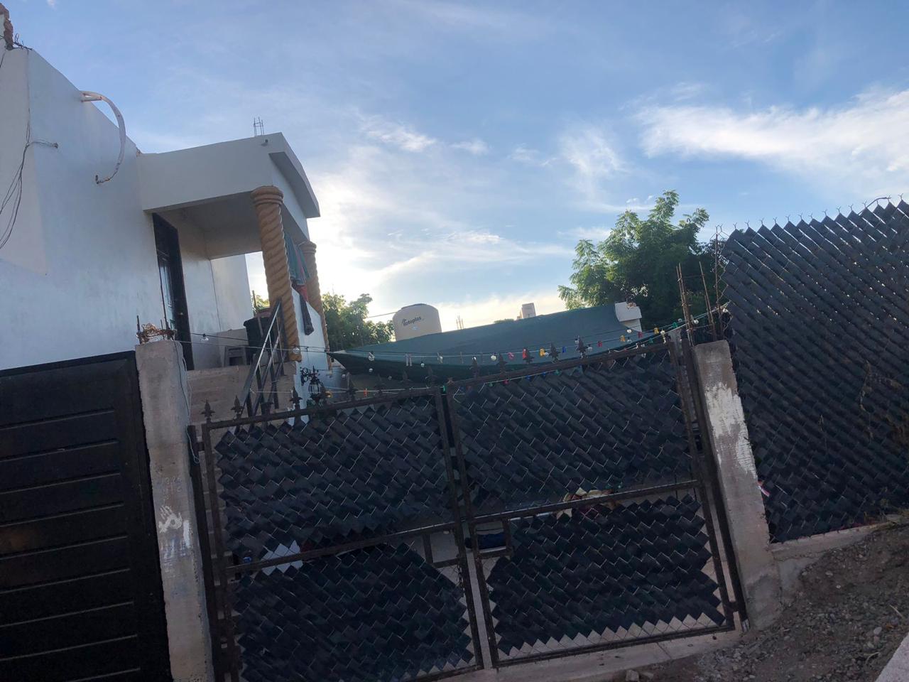 Reja de color negro junto a una construcción en Angostura