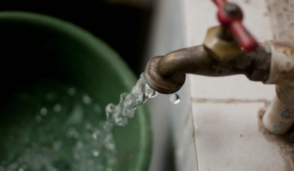 Agua potable saliendo del grifo