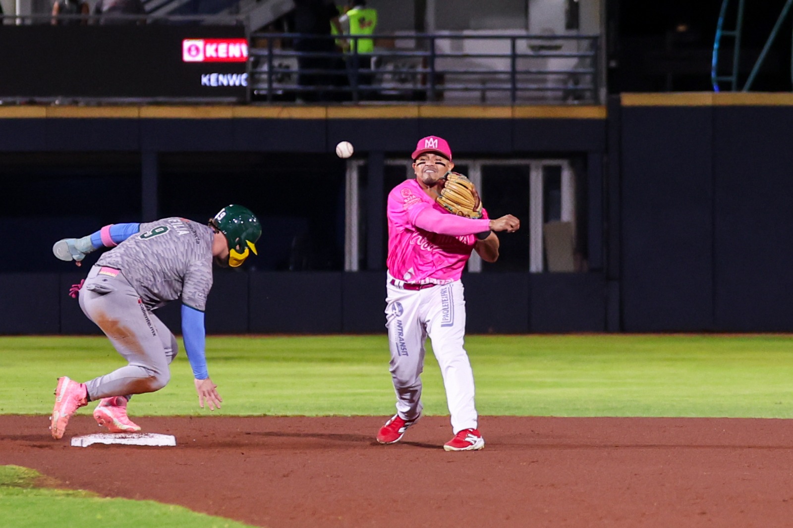El short stop de Águilas de Mexicali Luis Santos sacando la pelota de segunda base mientras que el outfielder de Cañeros de Los Mochis Eric Filia trata de llegar a la segunda para que no le marquen out