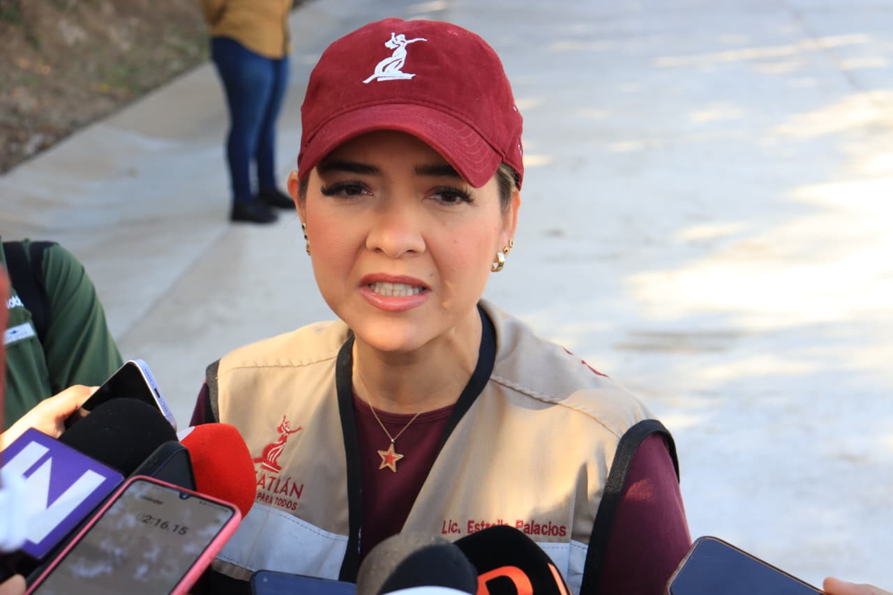 Alcaldesa de Mazatlán Estrella Palacios siendo entrevistada por los medios