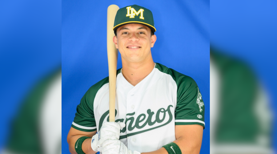 Alejandro Urías con la jersey de Cañeros de Los Mochis y un bat