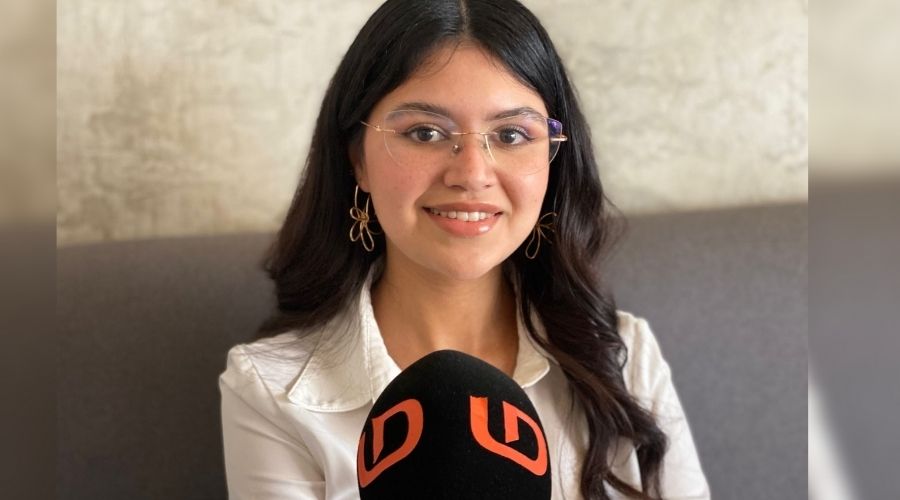 Alexa Contreras con bata blanca y micrófono de Línea Directa