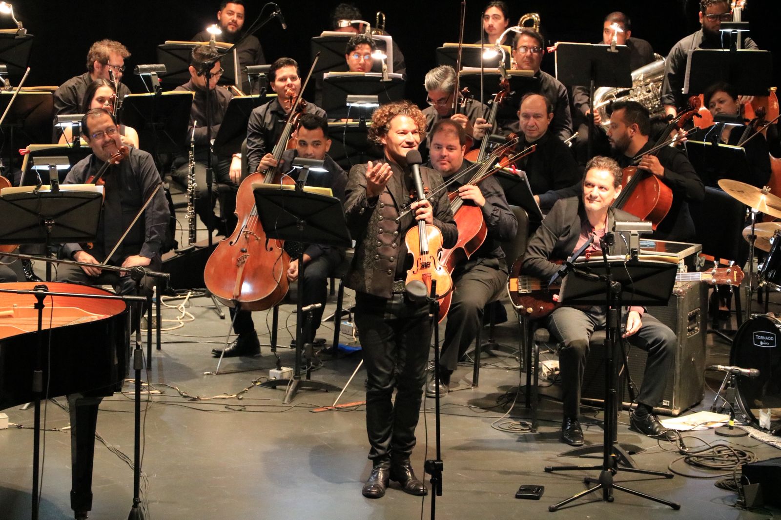 El maestro Alexandre Da Costa toca como violinista en concierto Stradivarius BaRock, de la Orquesta Sinfónica Sinaloa de las Artes