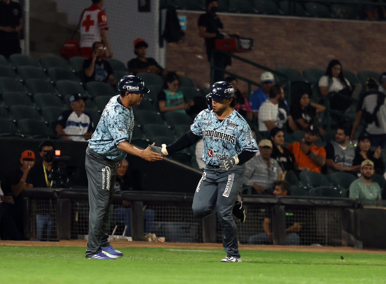 Algodoneros de Guasave celebra anotación en juego contra Naranjeros de Hermosillo