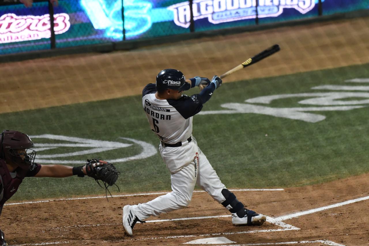 Levi Jordan tomando un turno en la serie contra Tomateros de Culiacán en Guasave