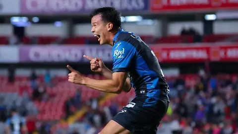 Jugador Ali Ávila celebrando un gol del Querétaro con la afición de fondo