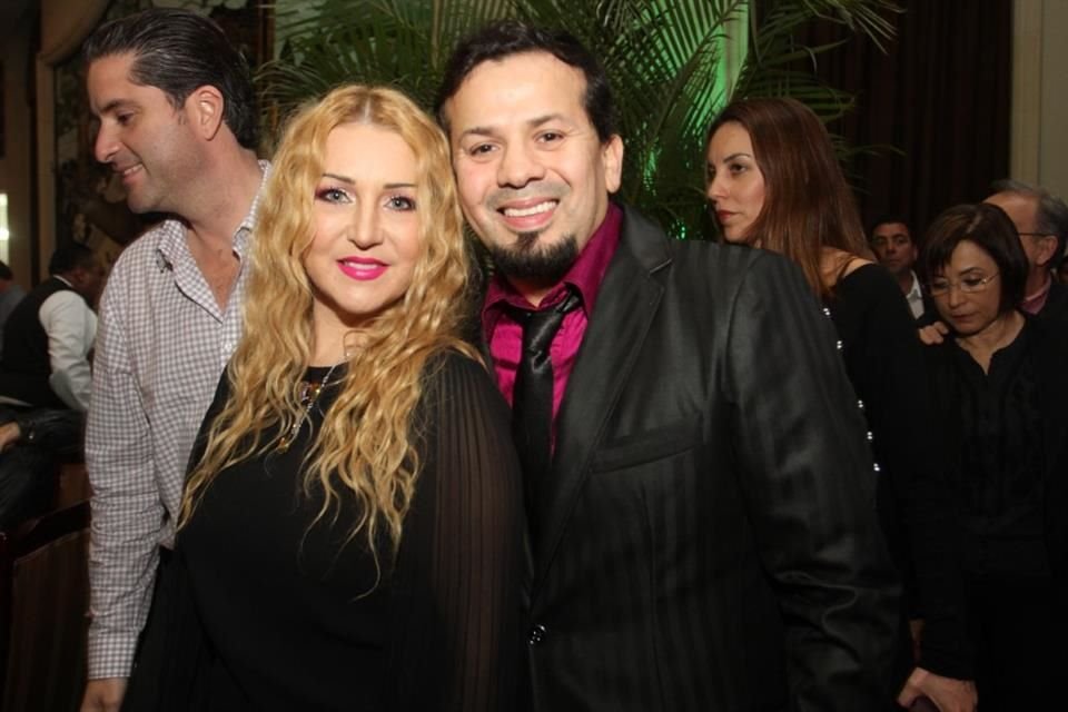 Alicia Villareal y Cruz Martínez sonrien los dos vestidos de negro