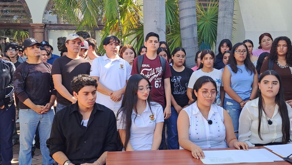 Alumnos de la UAS en conferencia de prensa 