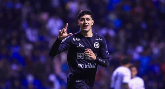 Jugador del Cruz Azul celebrando gol