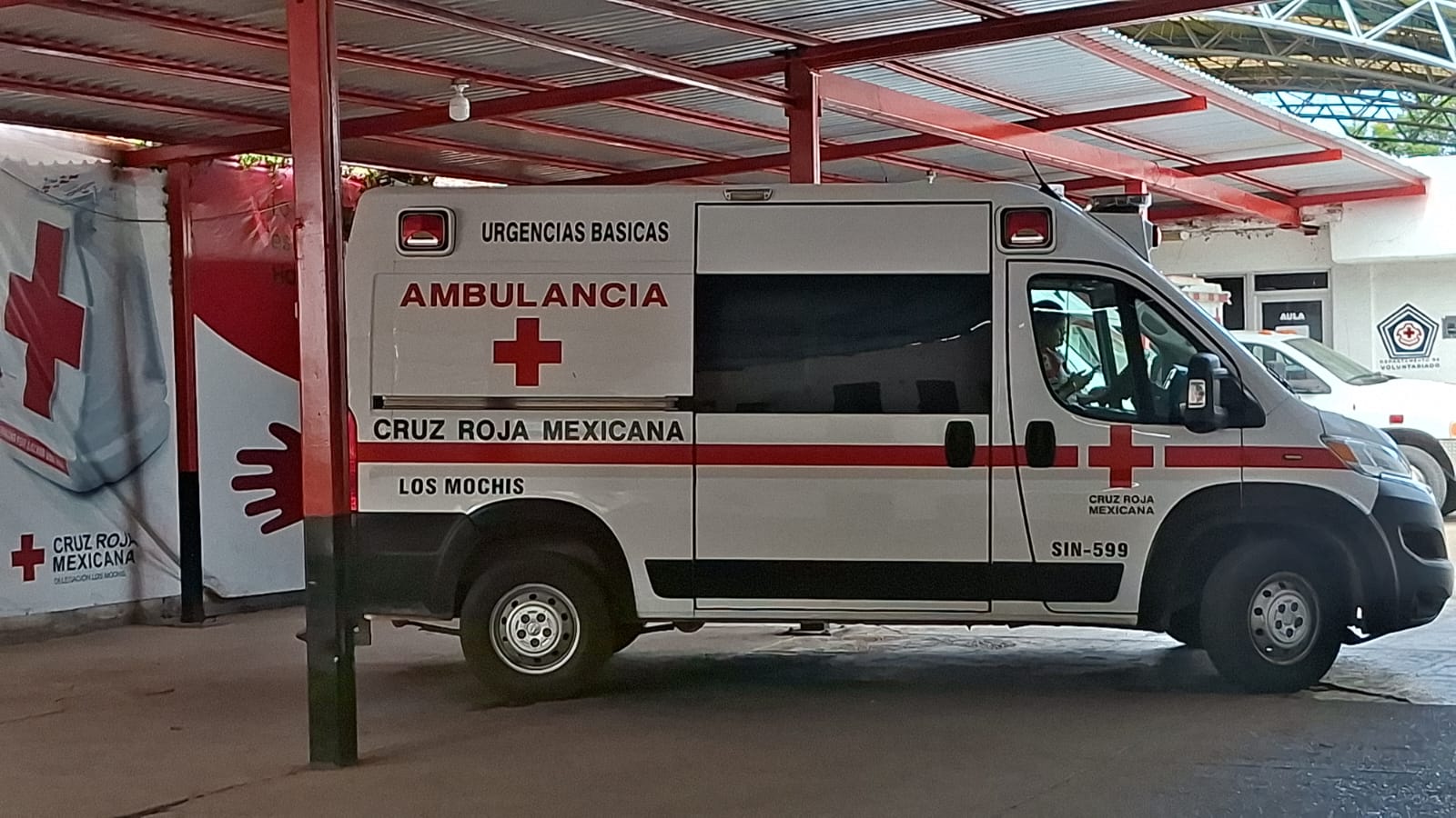 Unidad de la Cruz Roja estacionada en Ahome