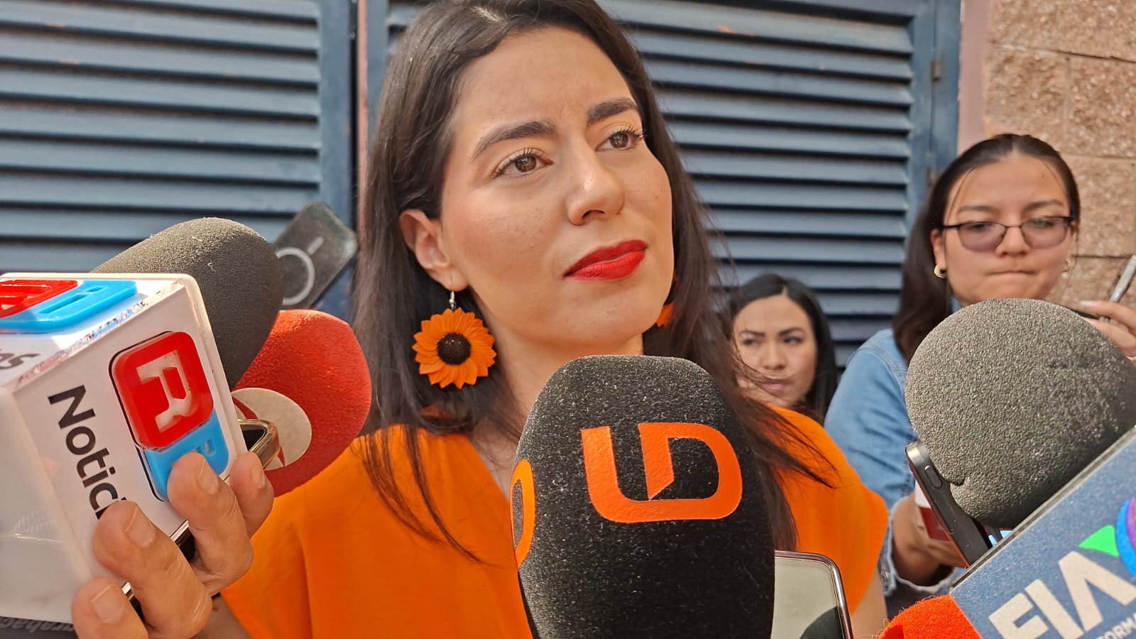 La titular de la Secretaría de las Mujeres de Gobierno del Estado, Ana Francis Chiquete Elizalde dando entrevista para los medios