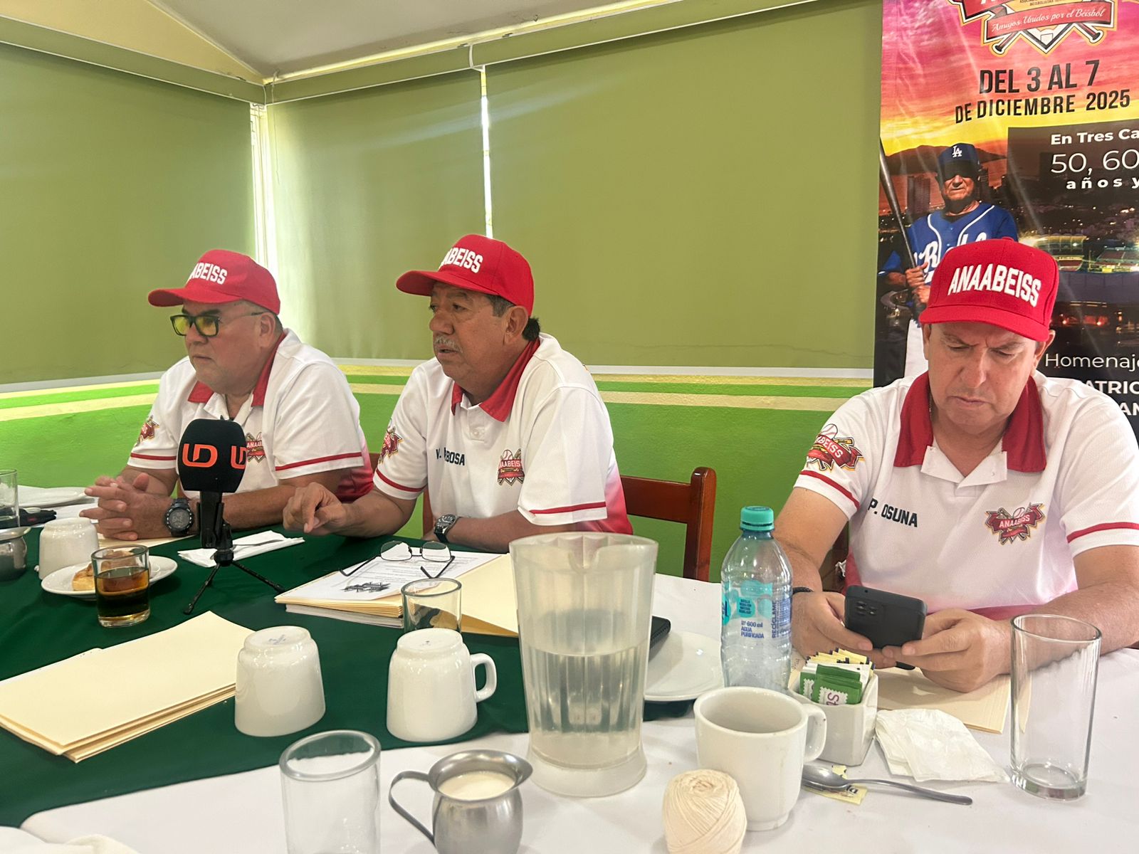 Comité de Anaabeiss sentados