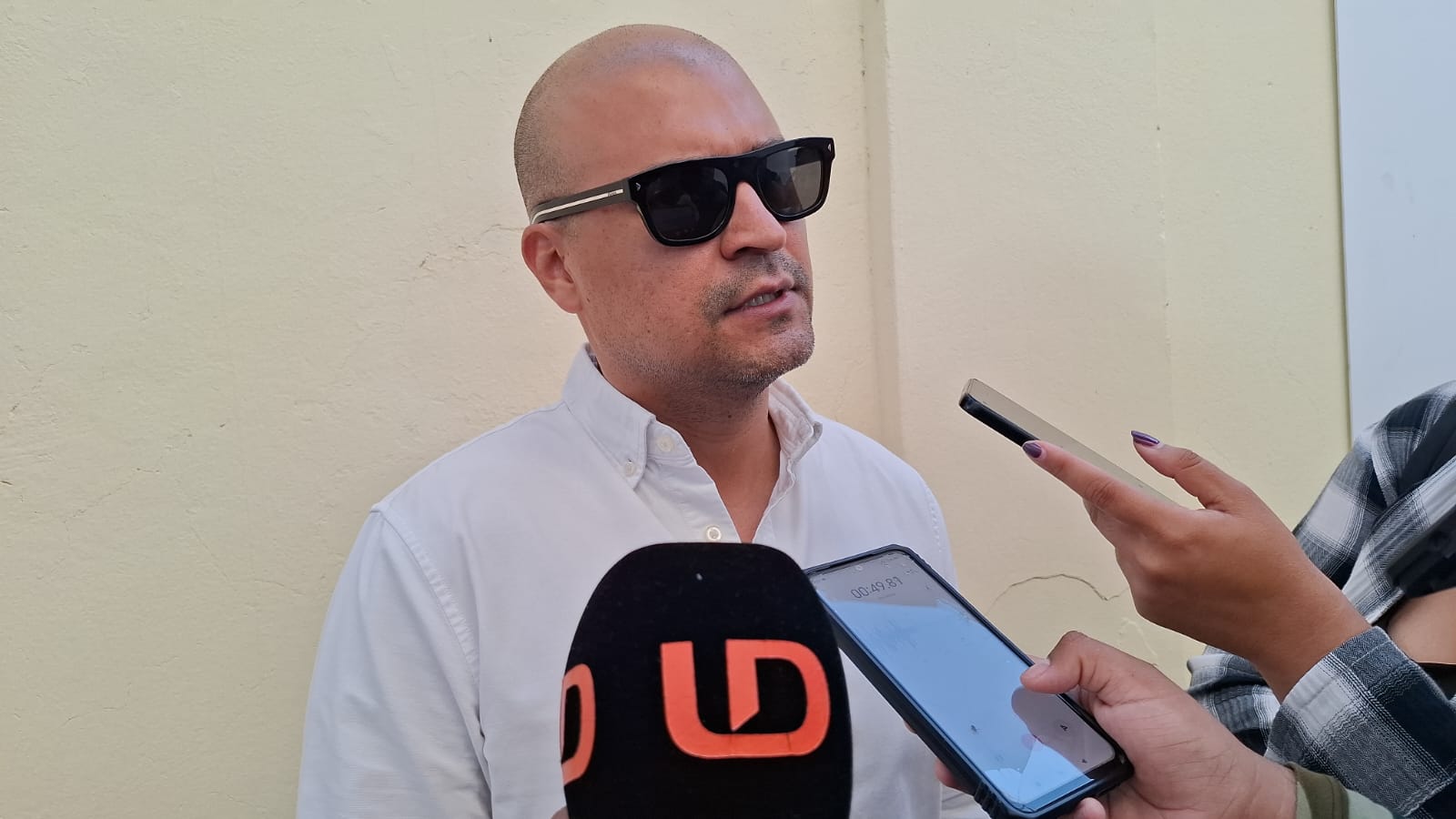 El oficial mayor Ángel Fernando Arballo Quintero dando una entrevista para los medios de comunicación