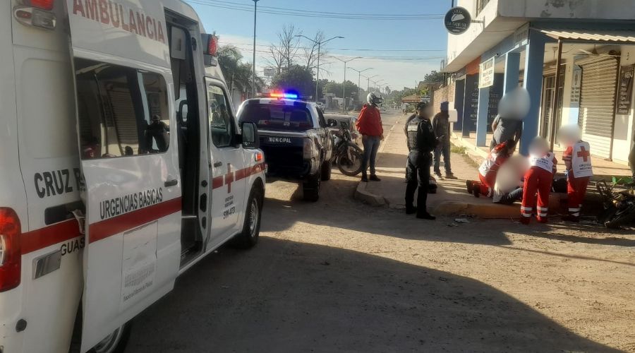 Una ambulancia de la cruz roja junto a elementos de seguridad y paramédicos