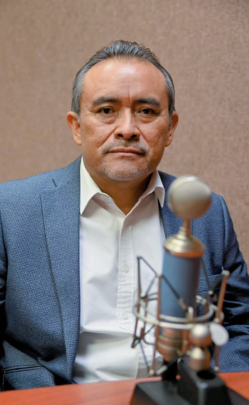 Antonio González Balcázar, titular de la Dirección General de Recursos Humanos con un micrófono frente a él