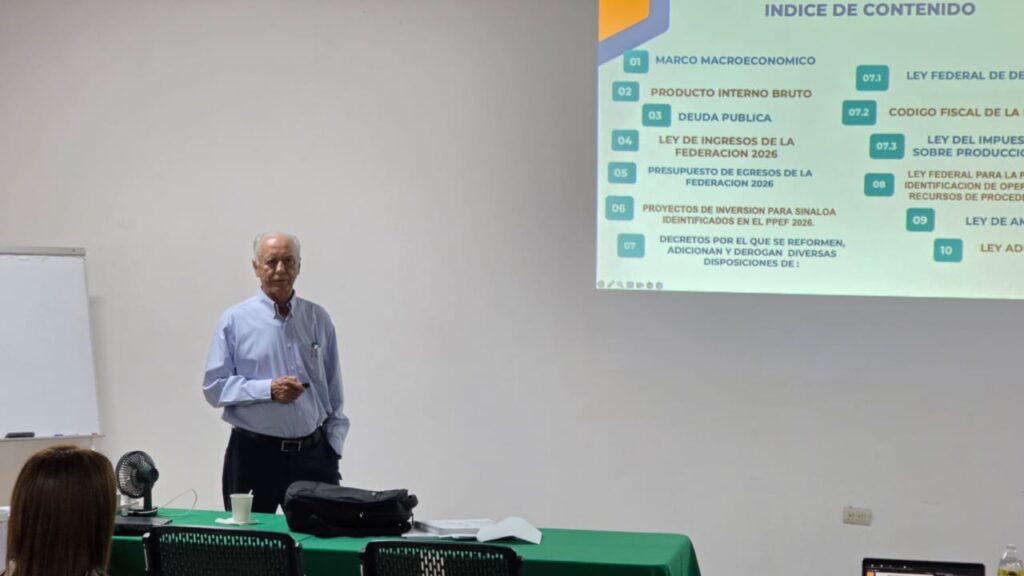 Antonio Humberto Vega Gaxiola explicando un tema