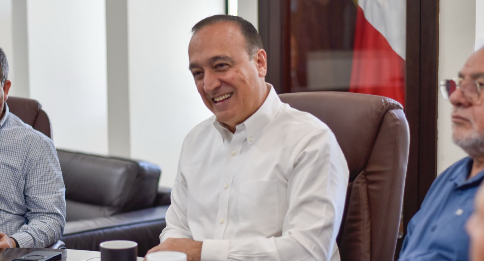 Antonio Menéndez de Llano Bermúdez, alcalde de Ahome en reunión