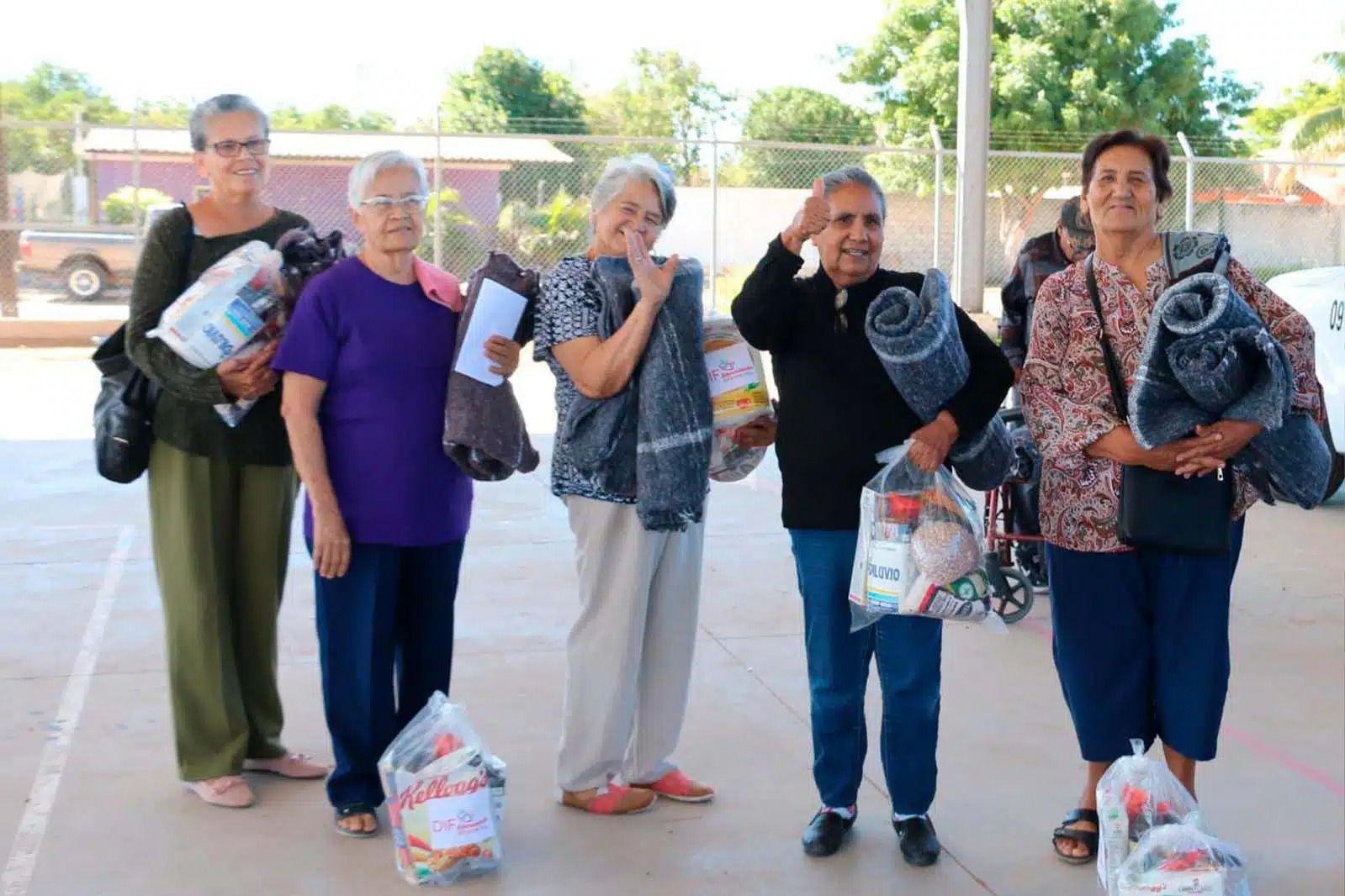 Cinco mujeres conbolsas de apoyo invernal de SEBIDES