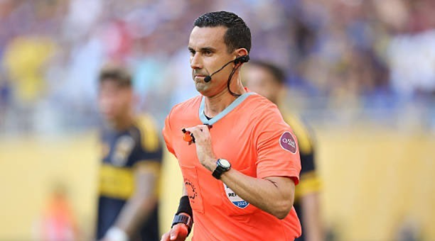 Árbitro sinaloense César Ramos Palazuelos en juego