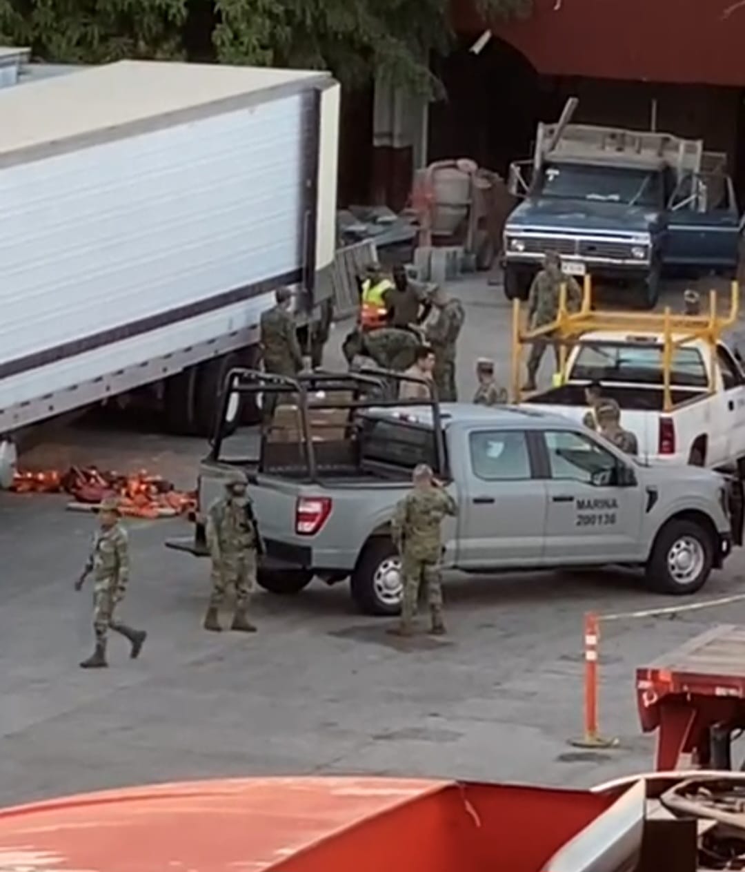 Camioneta con marinos en un muelle junto a un tráiler